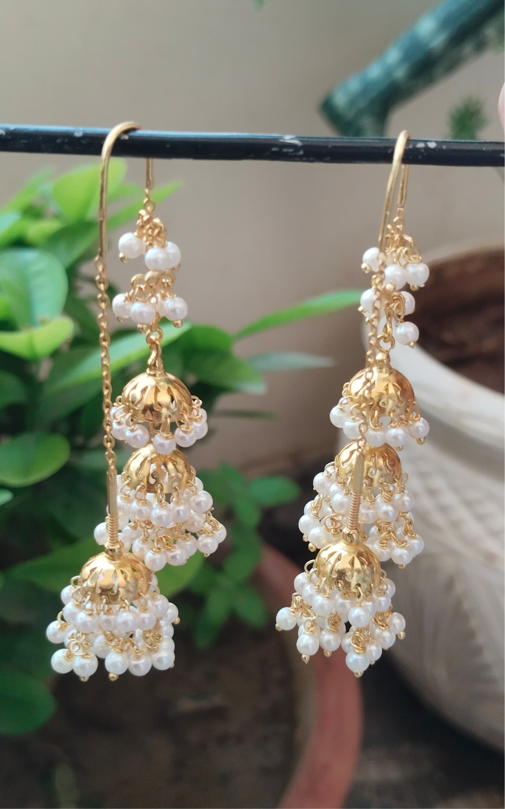 Do suidhaga jhumki pearls