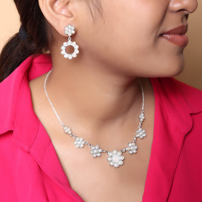 Sterling Silver necklace with Pearls and Moonstone.
Length: 18 inches