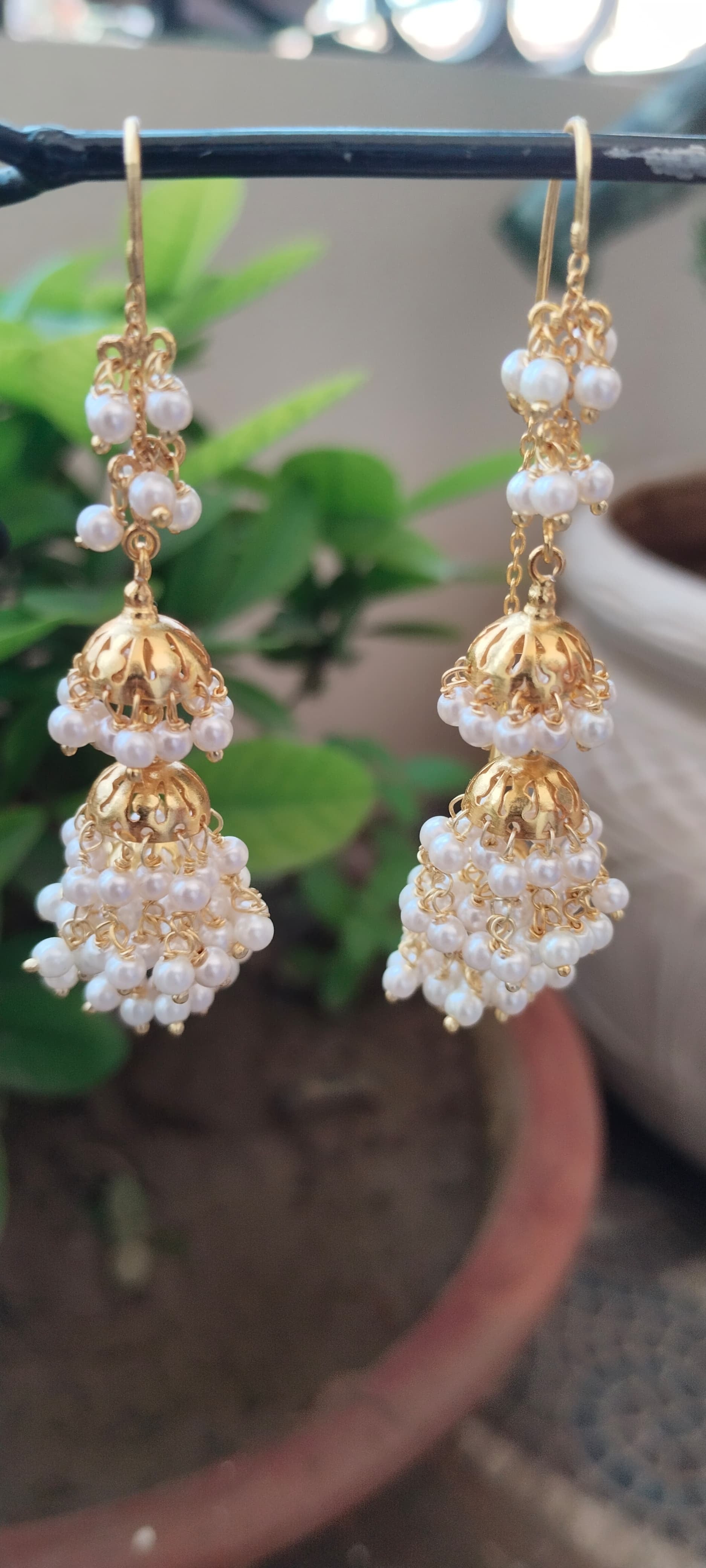 Do suidhaga jhumki pearls