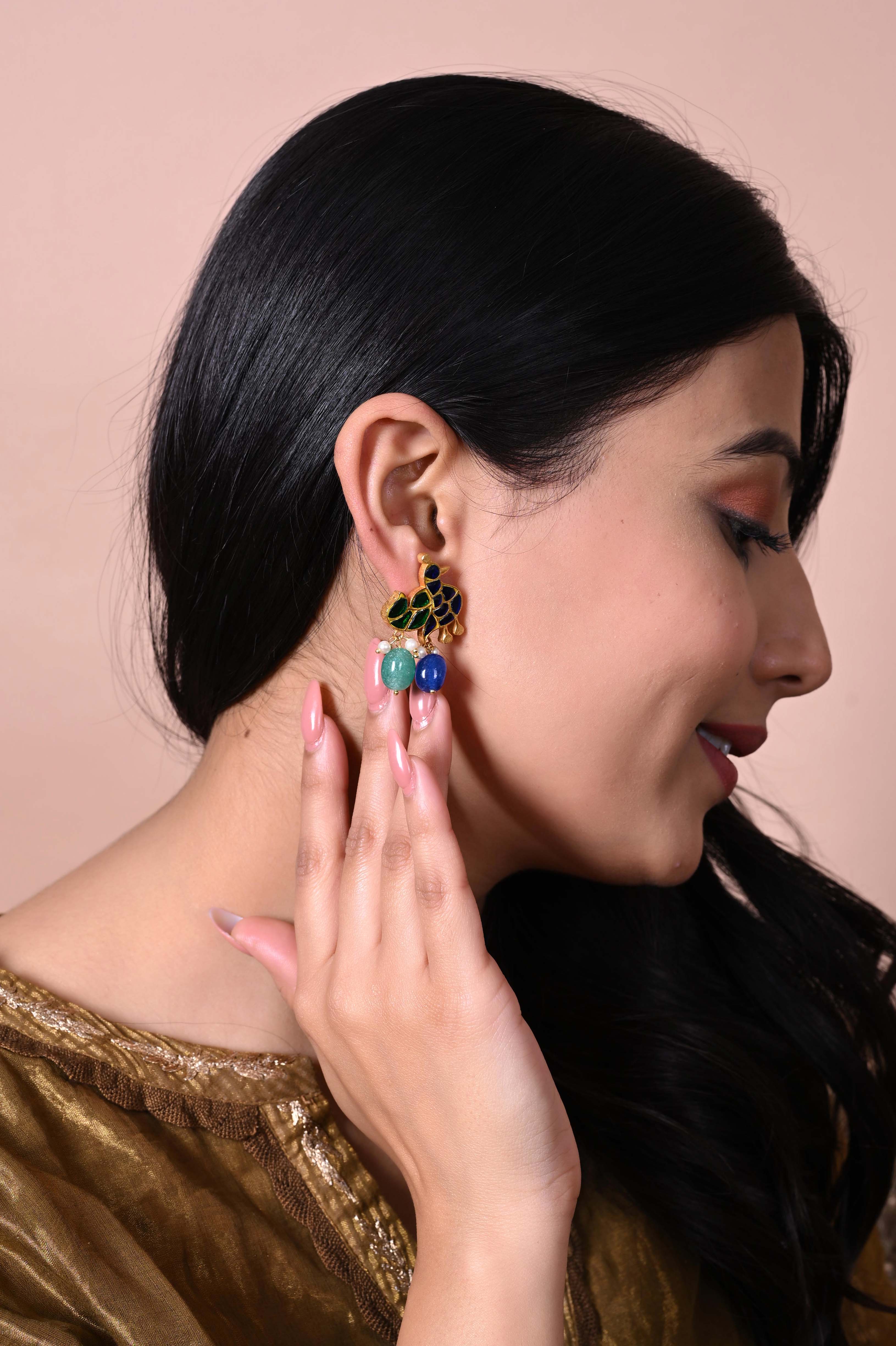 Mayur earrings in Sterling Silver with blue and green Jadau stones in
18 k micron Gold plating,
Green onyx, blue chalcydony drops in
Pin-Post closure.