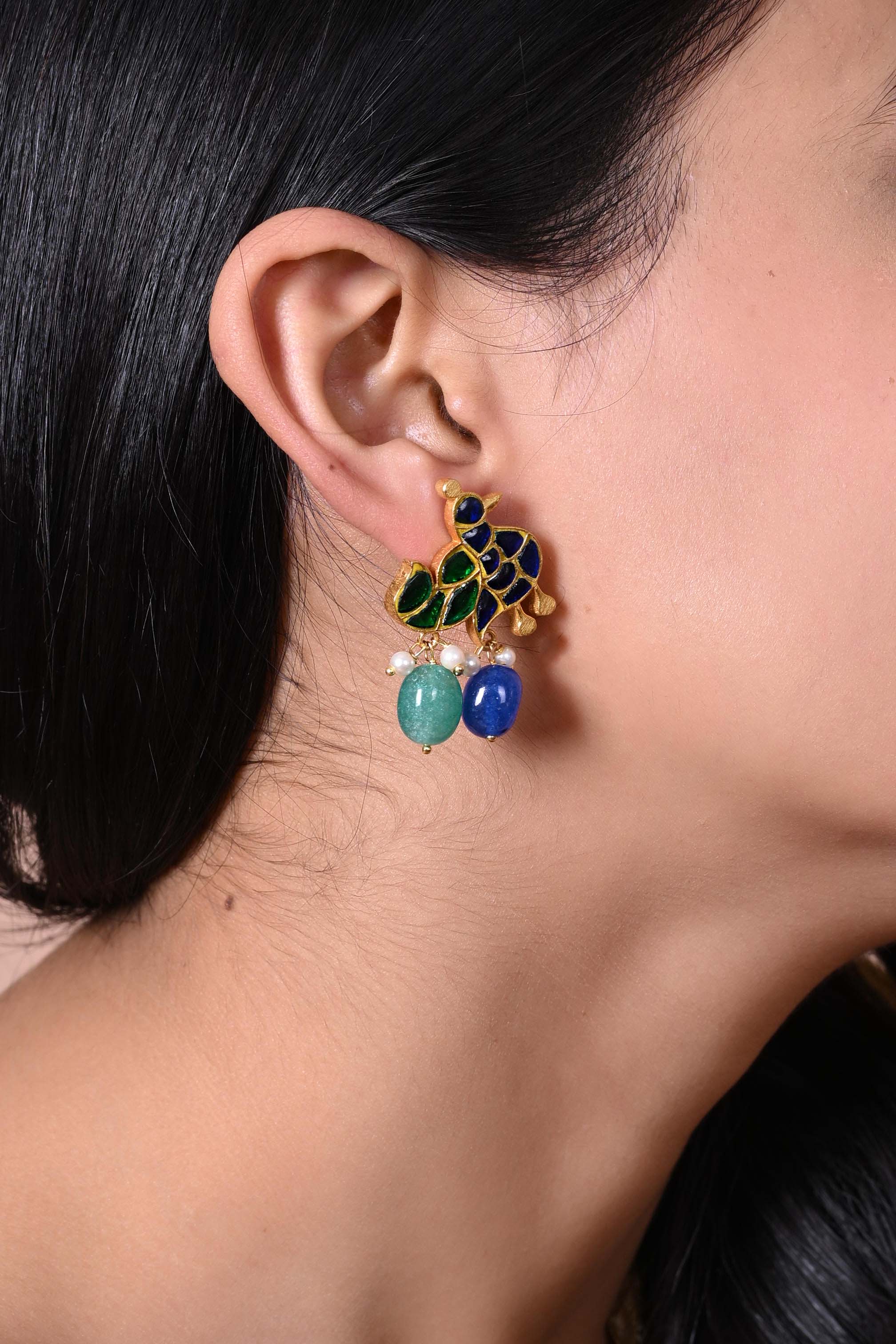 Mayur earrings in Sterling Silver with blue and green Jadau stones in
18 k micron Gold plating,
Green onyx, blue chalcydony drops in
Pin-Post closure.