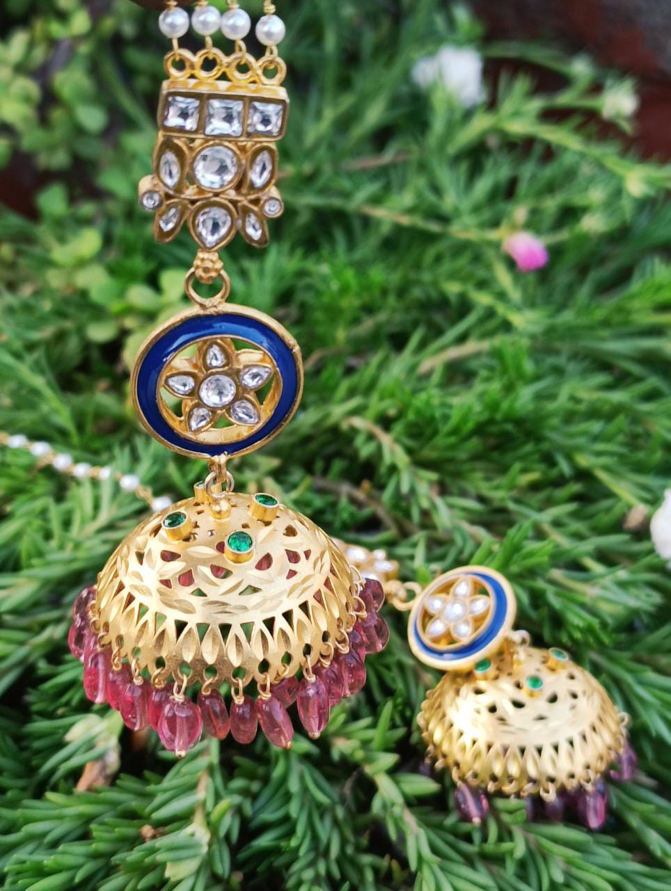 Jhumka with Sahara
Sterling silver jhumka with elaborate kanautis.