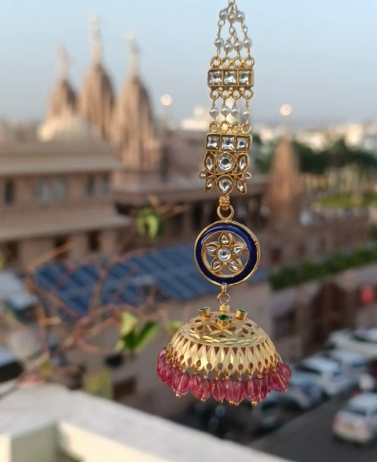 Jhumka with Sahara
Sterling silver jhumka with elaborate kanautis.