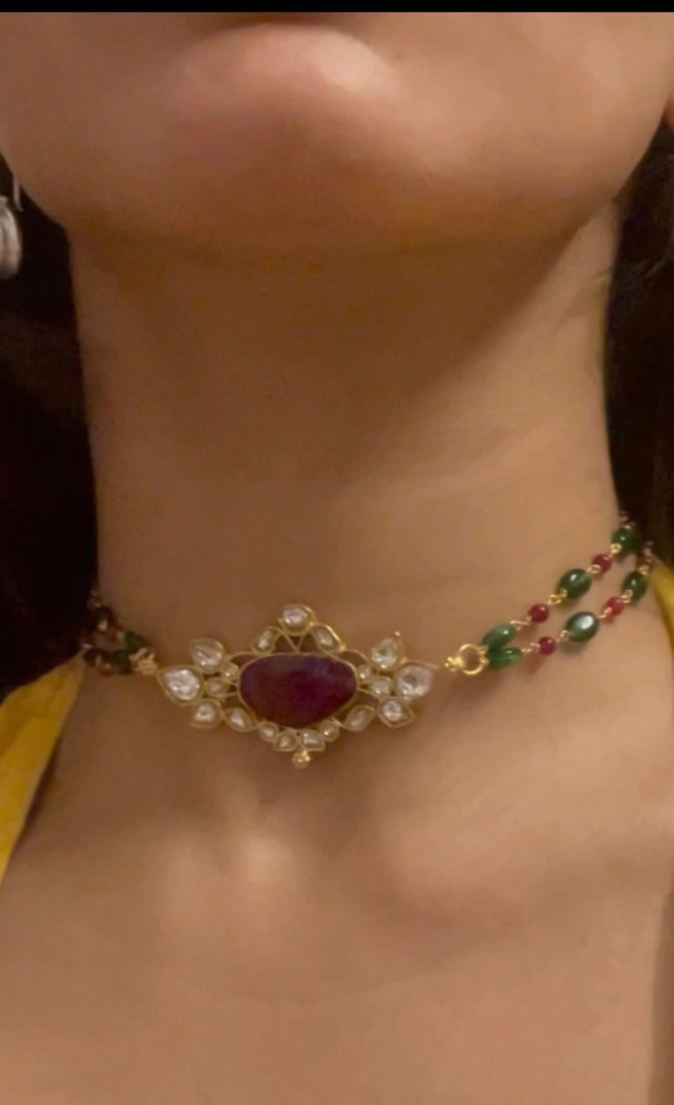 Jadau haar A Sterling silver with red quartz and billor Polki A Strung with red and green onyx 18 k micron gold plated
Hook closure