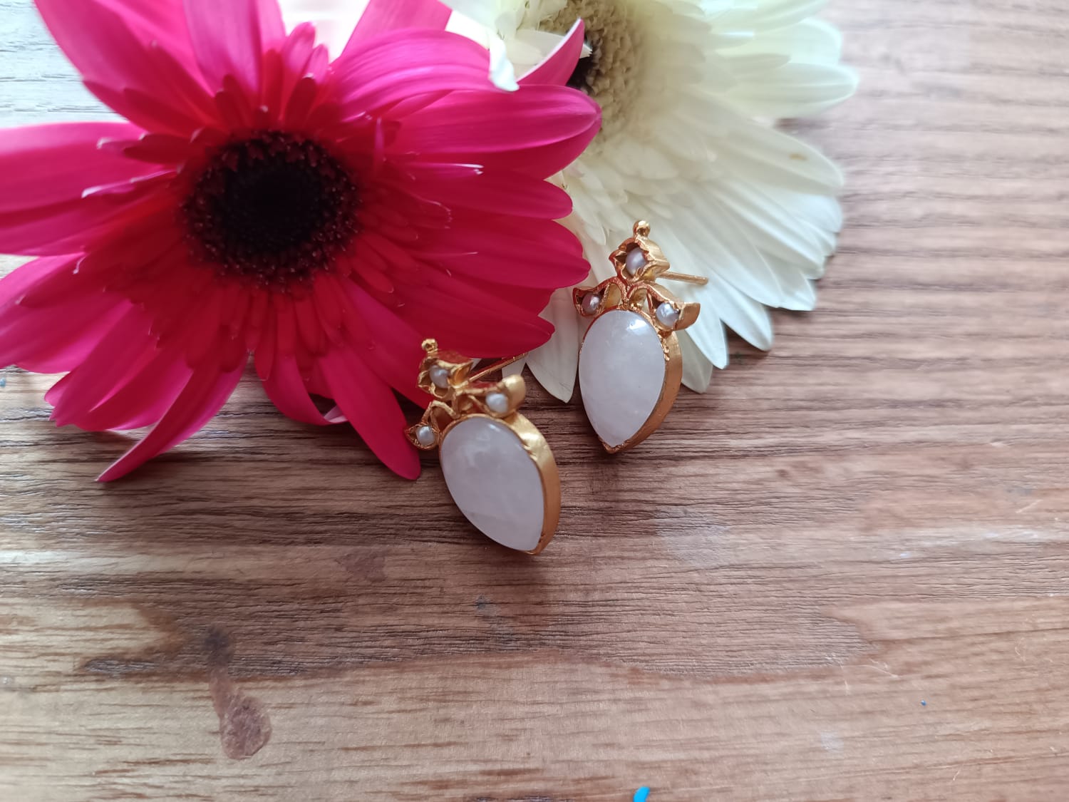 Pink chalcydony earrings,
Sterling silver earrings with pearls and pink chalcydony with 1 micron gold plating.