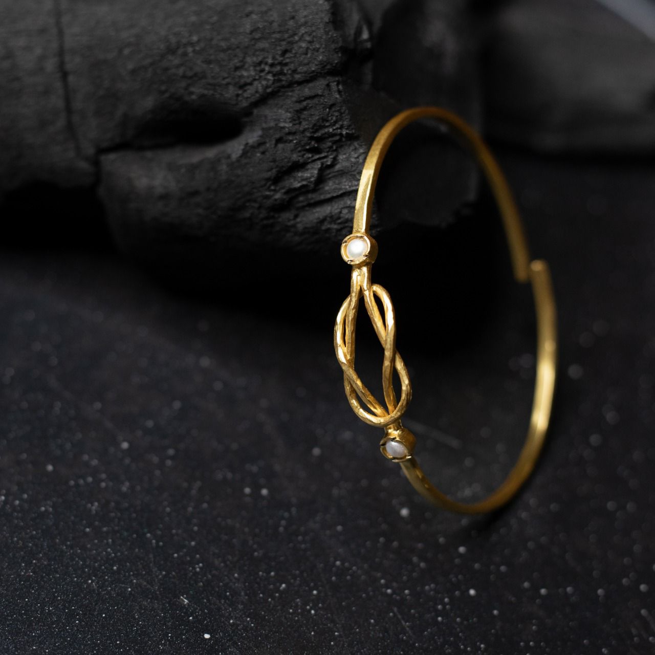 Sterling silver Eternity Bracelet with pearls, 18 k gold plating,
Adjustable.