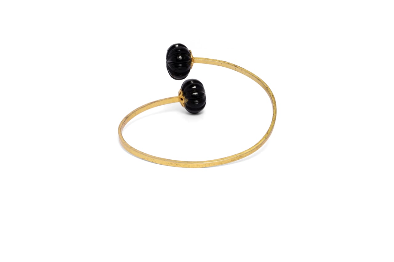 Bracelet with Black Onyx Melon stones in Sterling Silver with micron plating with adjustable size.