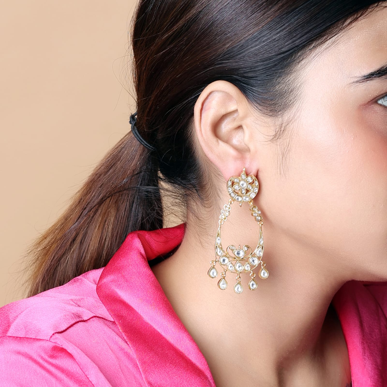 Chandbaali earrings in Jadau in sterling Silver with billor Polki in
1 micron gold plating.
Push-Post closure.