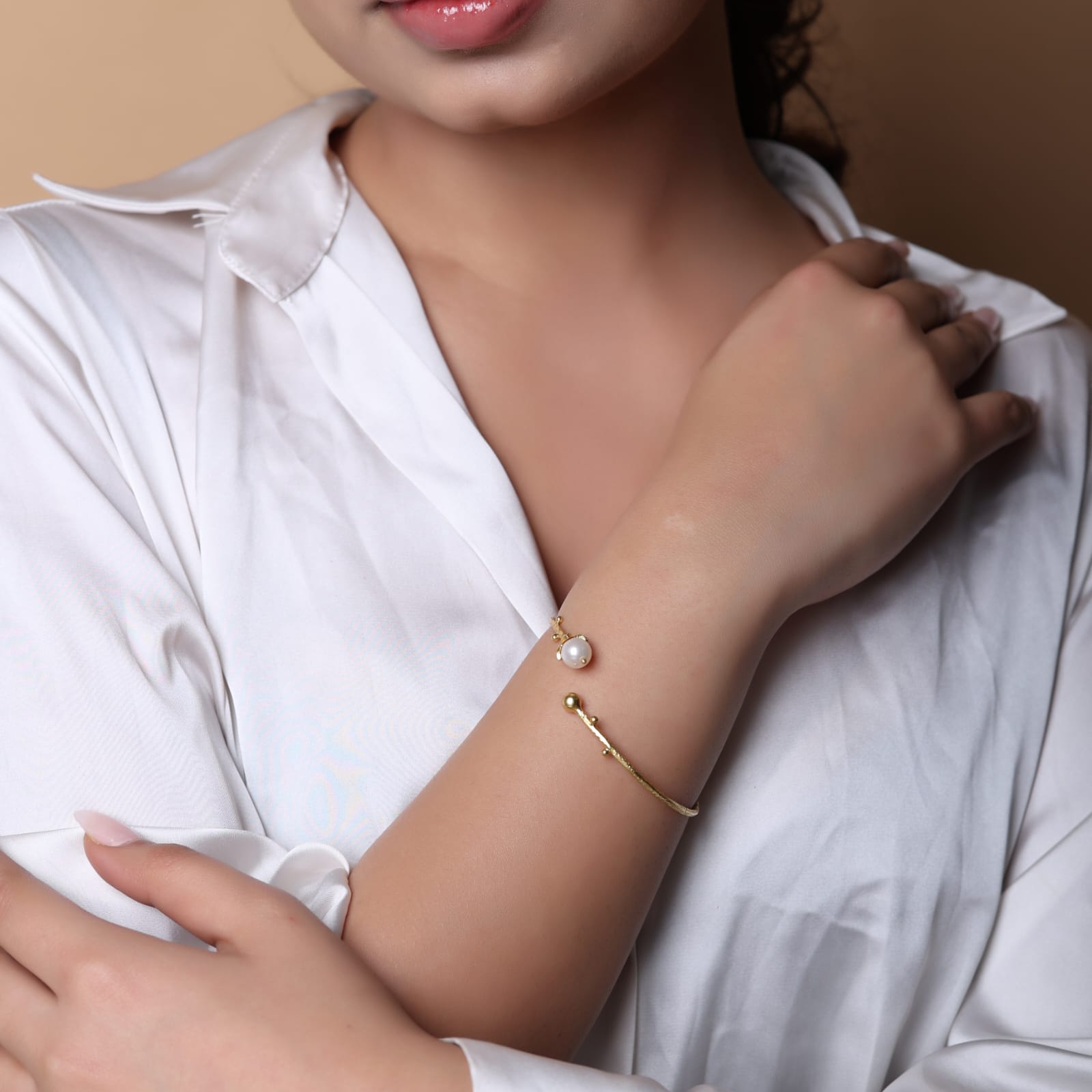 Handcrafted sterling Silver bracelet with 1 micron gold plating in Swarovski pearl with Textured open stacking.
Size- Adjustable