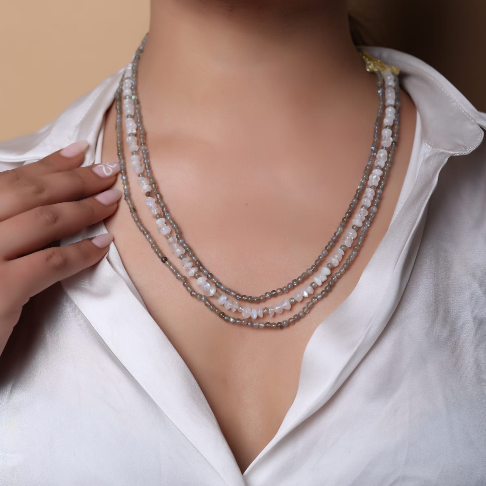 Labradorite and Moonstones three layered string necklace in grey Sarafa closure.
Length: 18-20 inches.