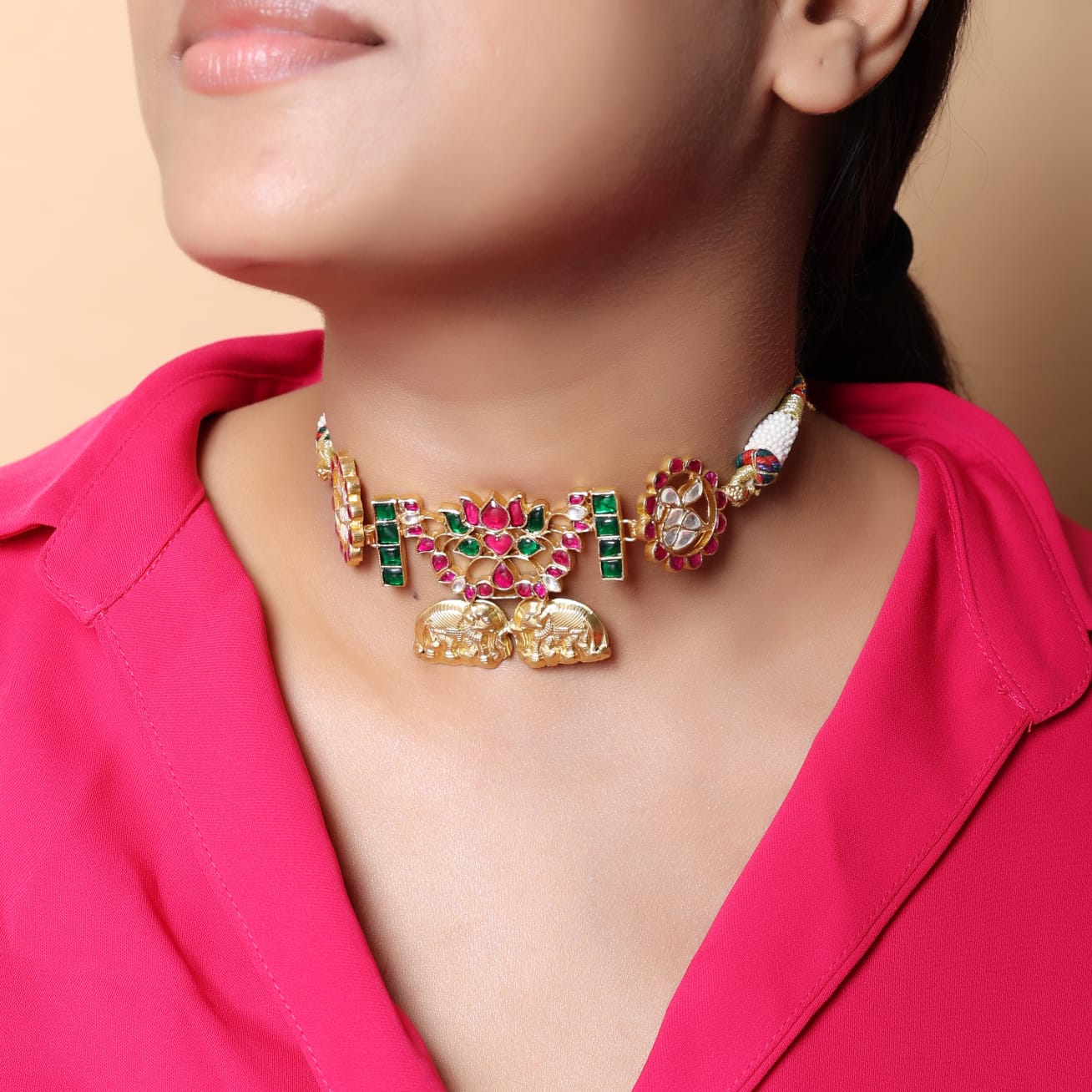 Sterling silver Choker with Billor Polki, elephant and lotus Motif with decorative flowers in 18 karat Gold plating with Sarafa closure, adjustable.
Length: 16-18 inches