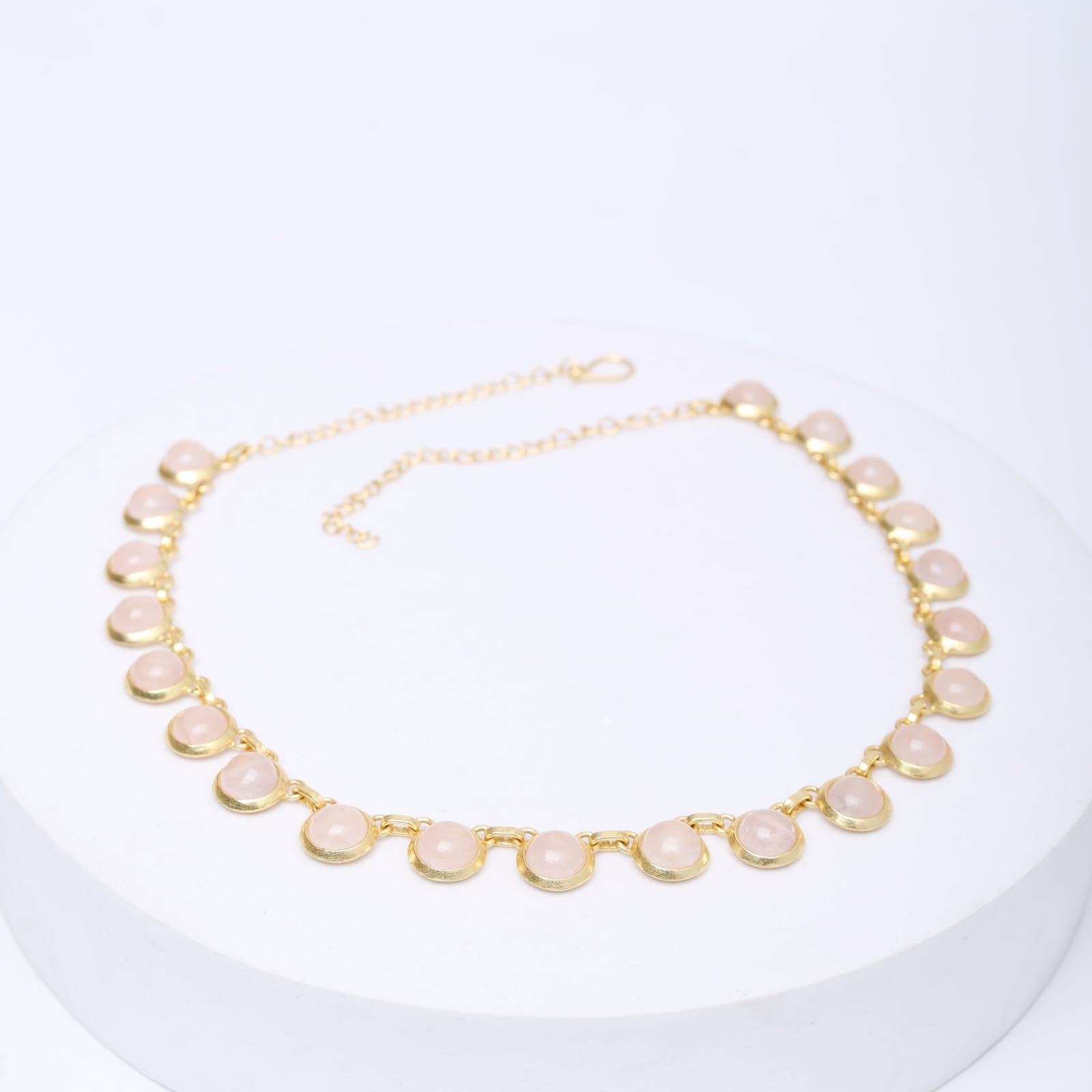 Sterling Silver Choker with rose Quartz stones. Chain closure with adjustments in 18 karat Gold plating.
Length: 16-18 inches