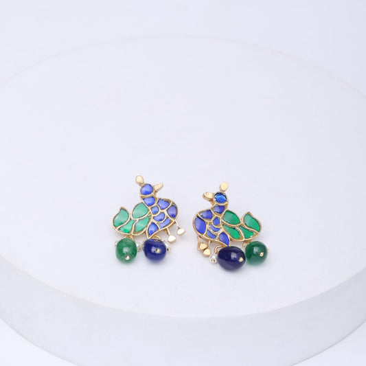 Mayur earrings in Sterling Silver with blue and green Jadau stones in
18 k micron Gold plating,
Green onyx, blue chalcydony drops in
Pin-Post closure.