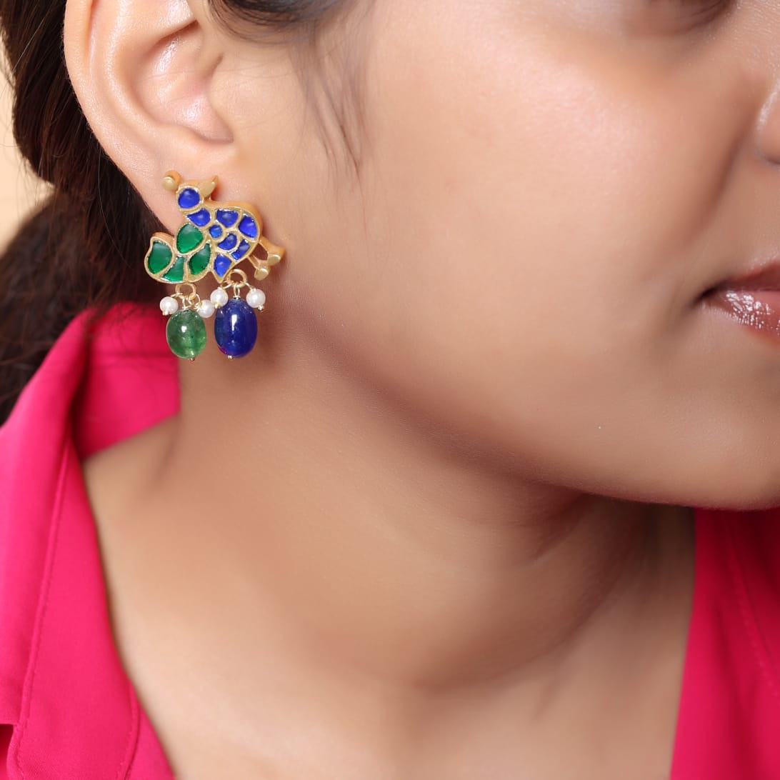 Mayur earrings in Sterling Silver with blue and green Jadau stones in
18 k micron Gold plating,
Green onyx, blue chalcydony drops in
Pin-Post closure.