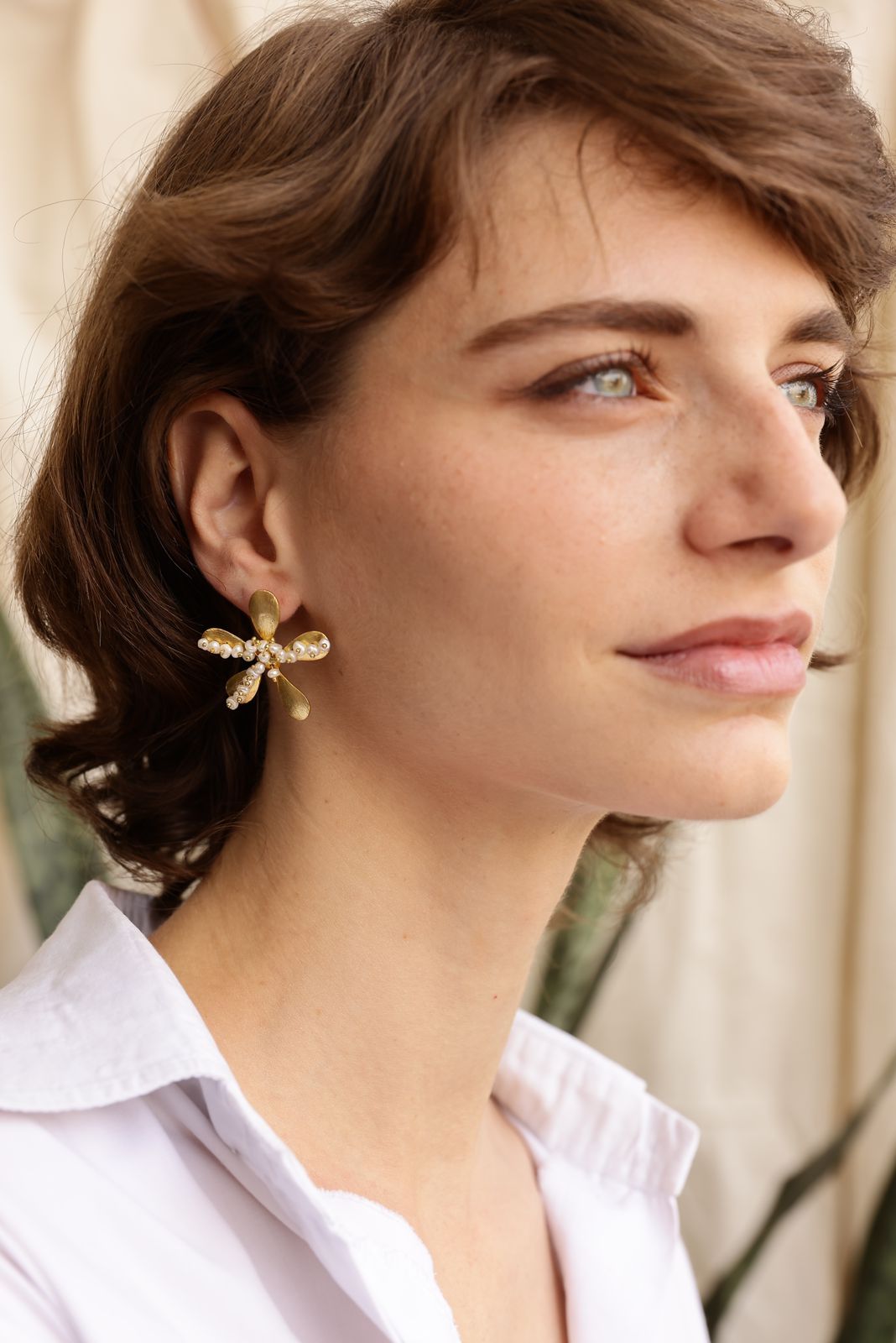 Daisy Pearl earrings in 92.5 Sterling Silver earrings fresh water Pearls in
Post and push earrings with 1 micron Gold plating.