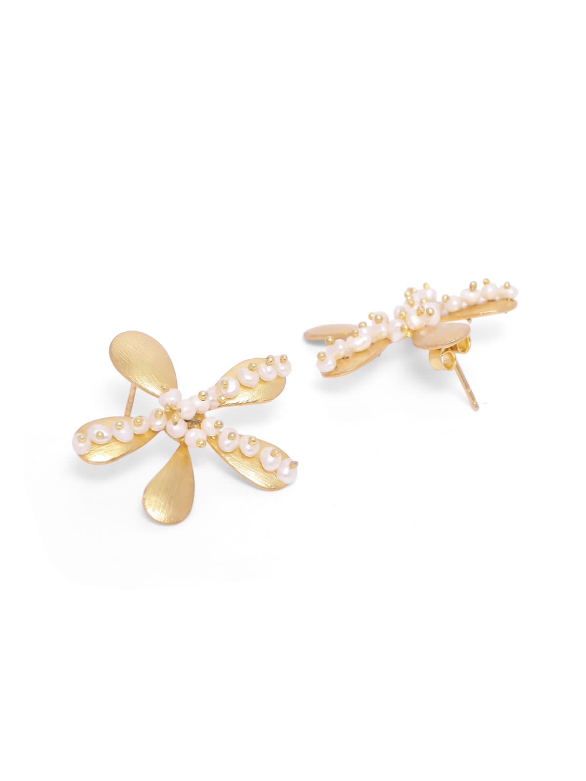 Daisy Pearl earrings in 92.5 Sterling Silver earrings fresh water Pearls in
Post and push earrings with 1 micron Gold plating.