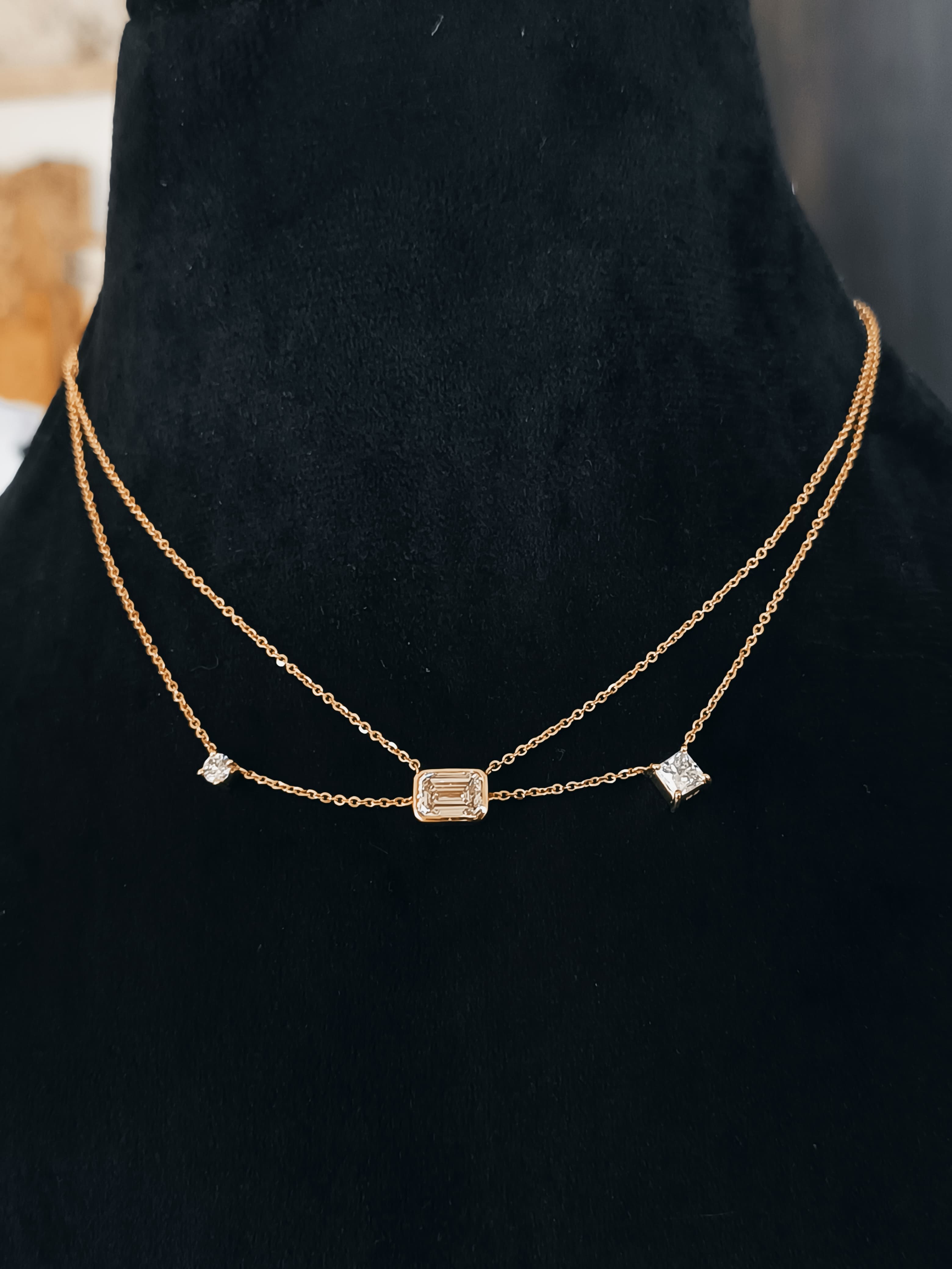 18 carat Gold chain with Lobster lock,
Certificafied lab diamonds.