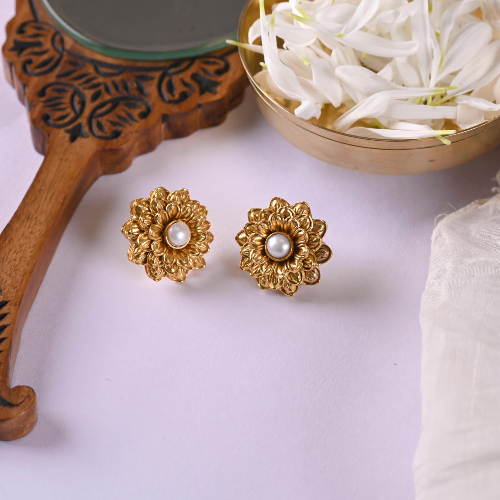 Flower pearls tops in Silver Alloy, and cultured Pearl in Post-Push closure.