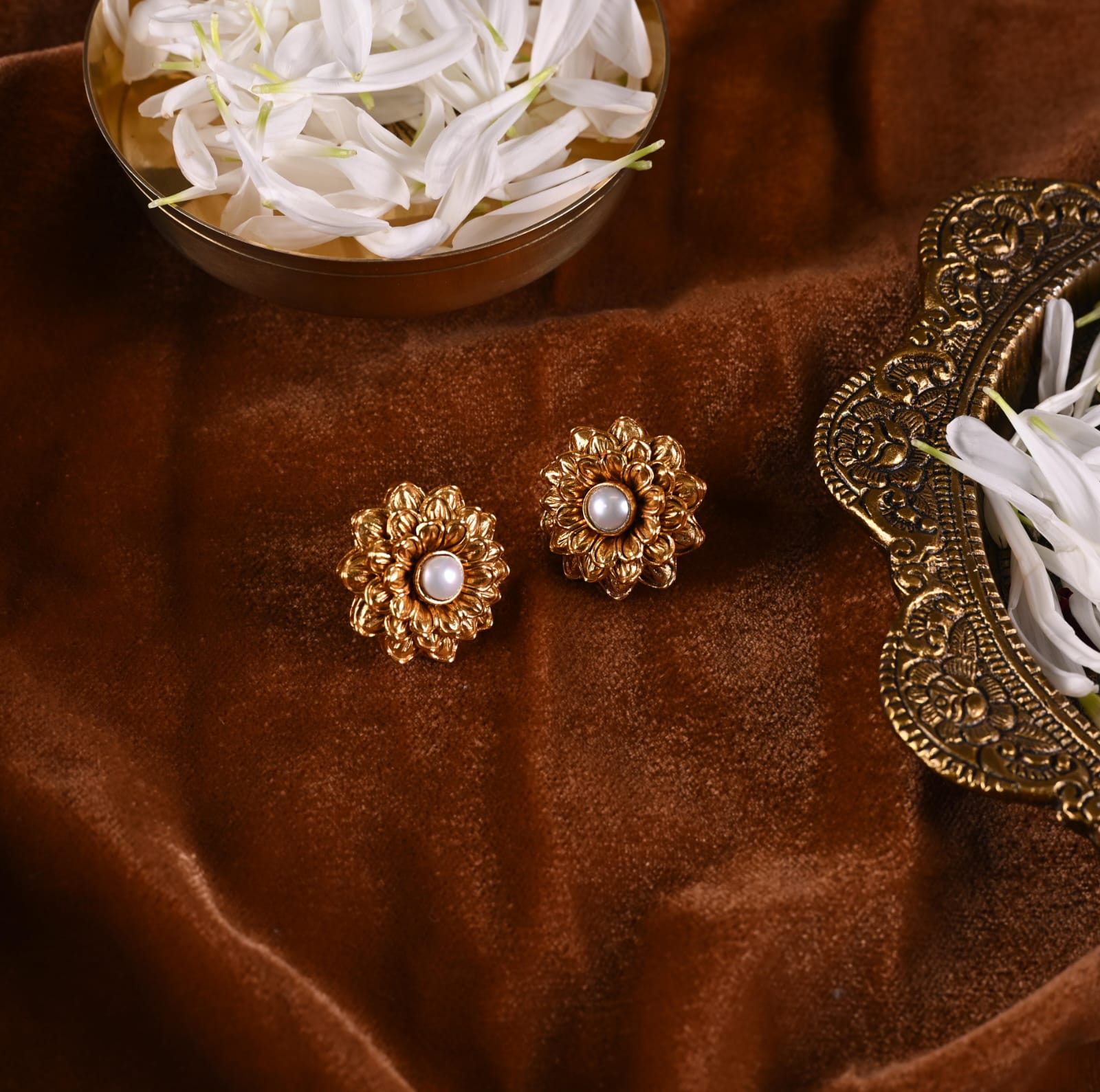 Flower pearls tops in Silver Alloy, and cultured Pearl in Post-Push closure.