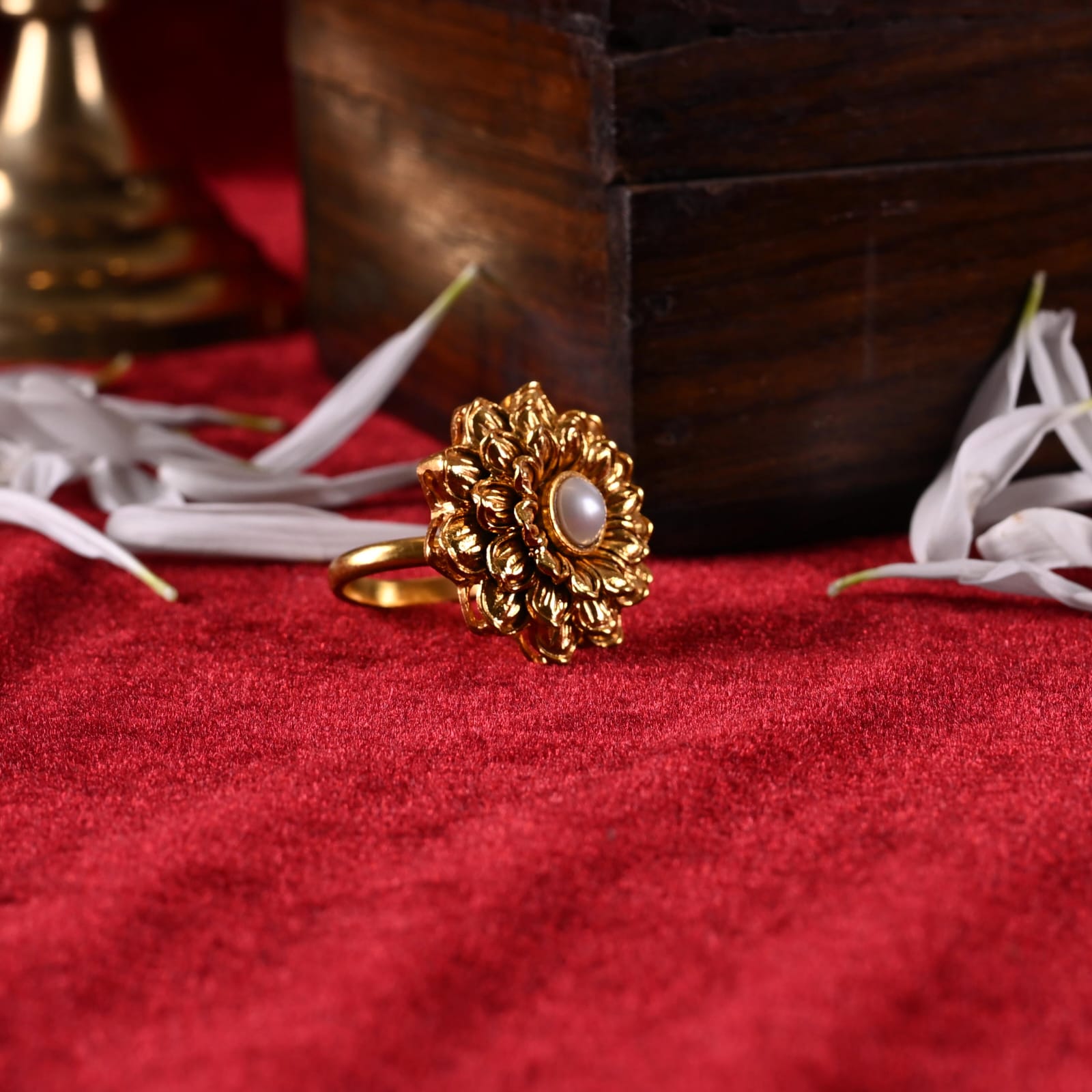 Flower pearl ring in Silver alloy and cultured pearls dipped in 1 micron Gold plating, adjustable.