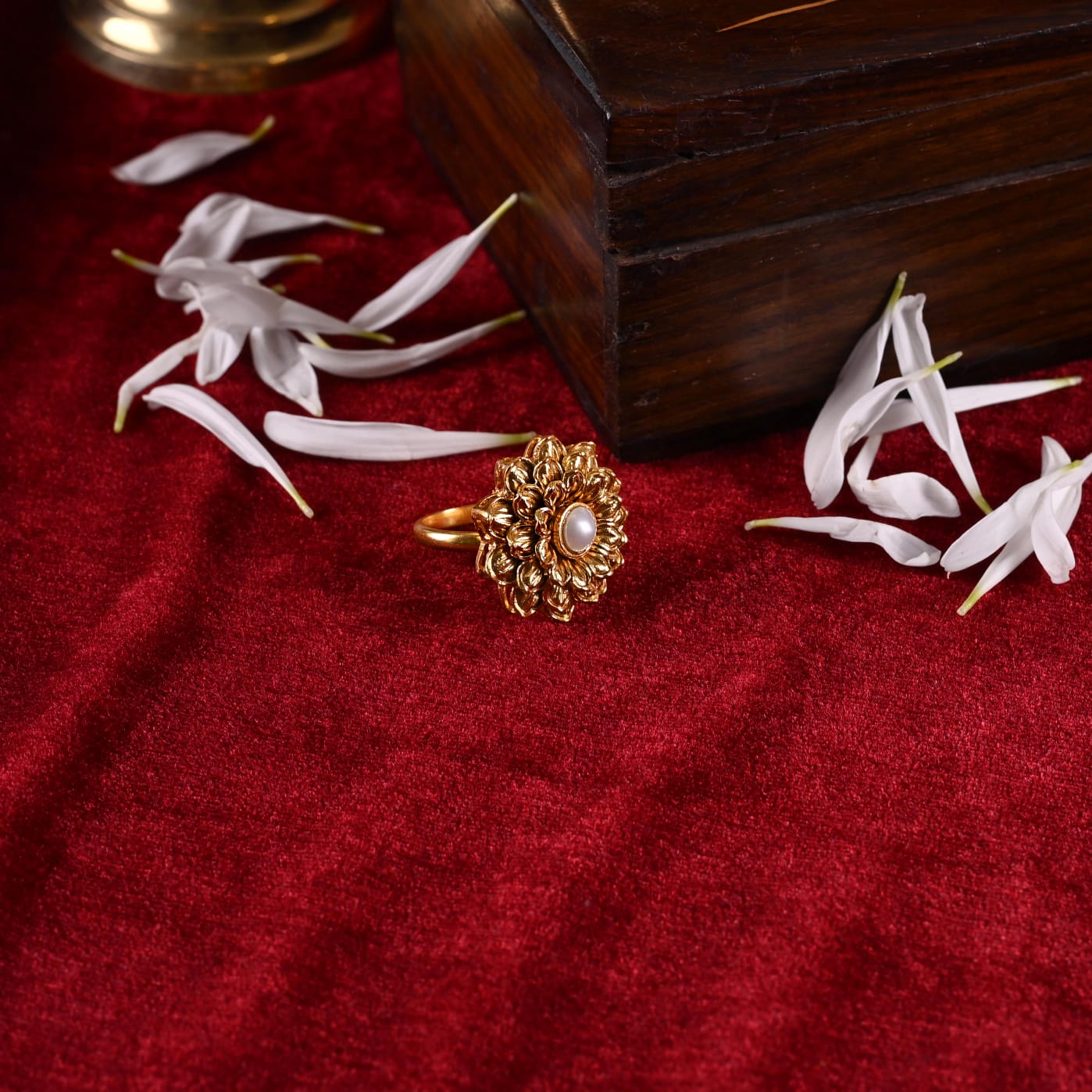 Flower pearl ring in Silver alloy and cultured pearls dipped in 1 micron Gold plating, adjustable.