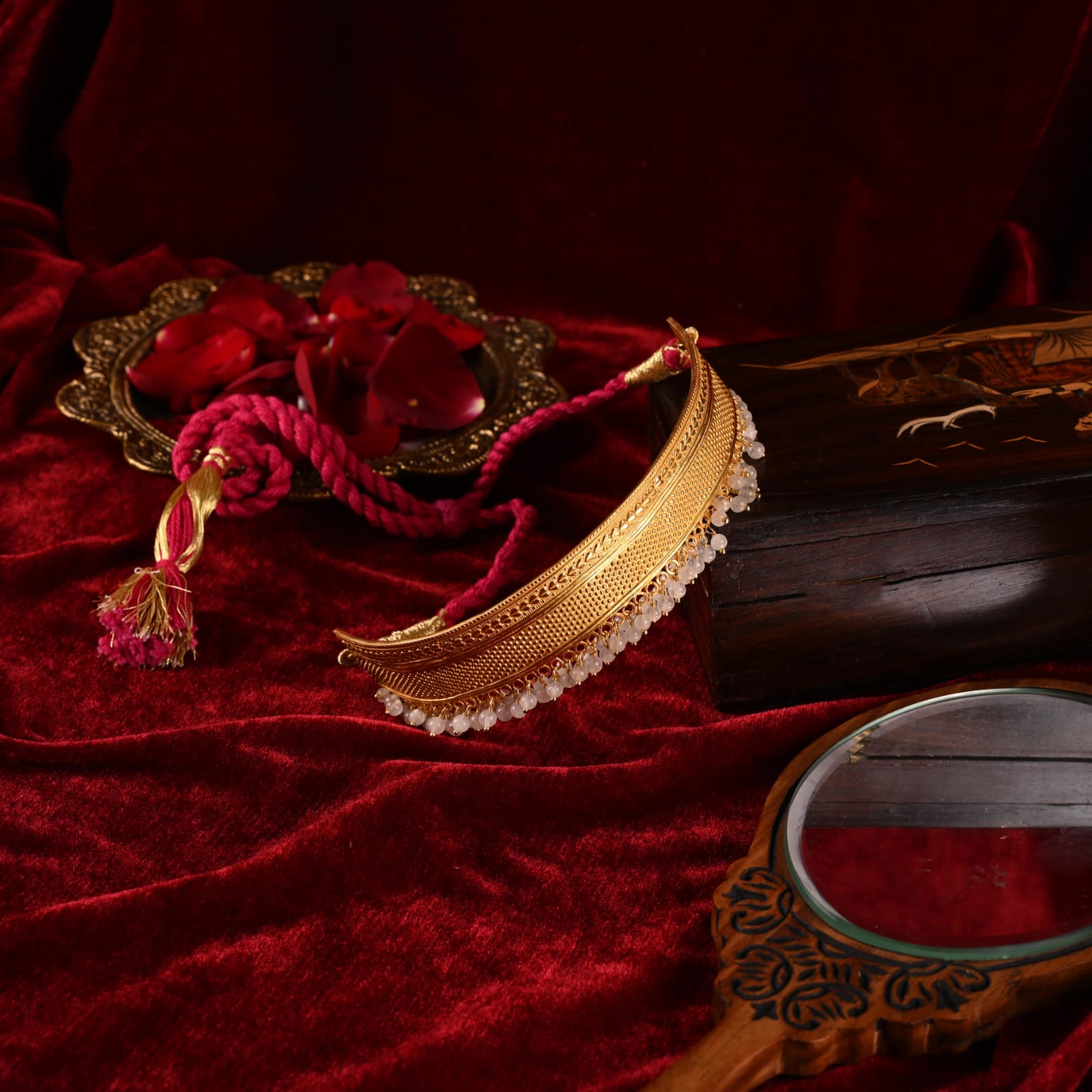 Aarifah choker in Silver Alloy handcrafted and dipped in 1 micron Gold plating with rose texture in Quartz beads with thread closure.