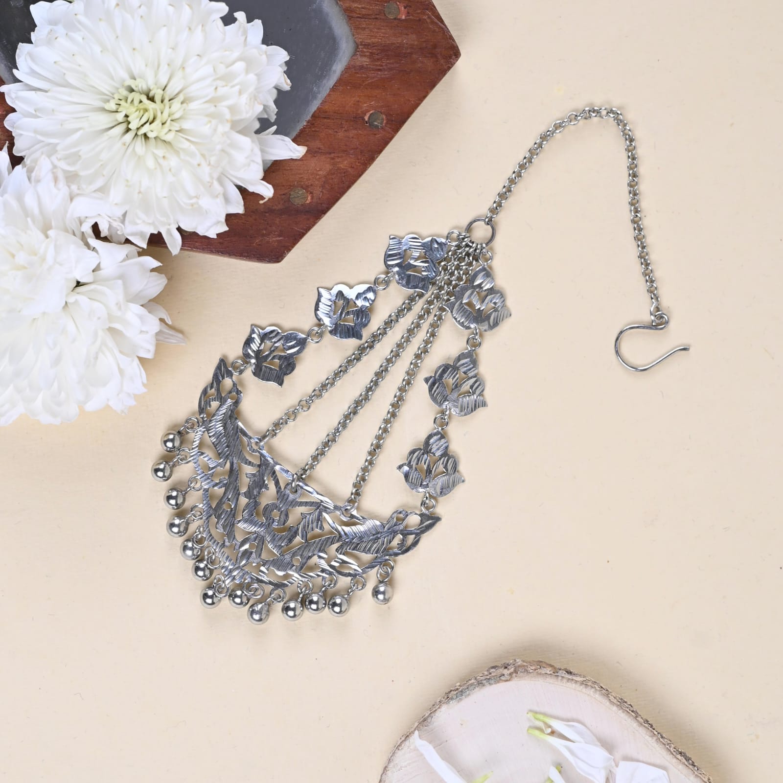 Khudija maangtik/paasa in 92.5 Sterling Silver handcrafted in antique finish with engraved paasa.