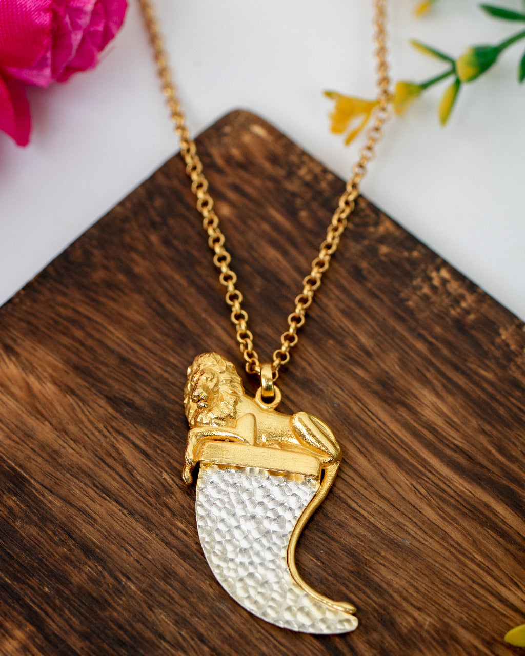 Lioness pendent chain