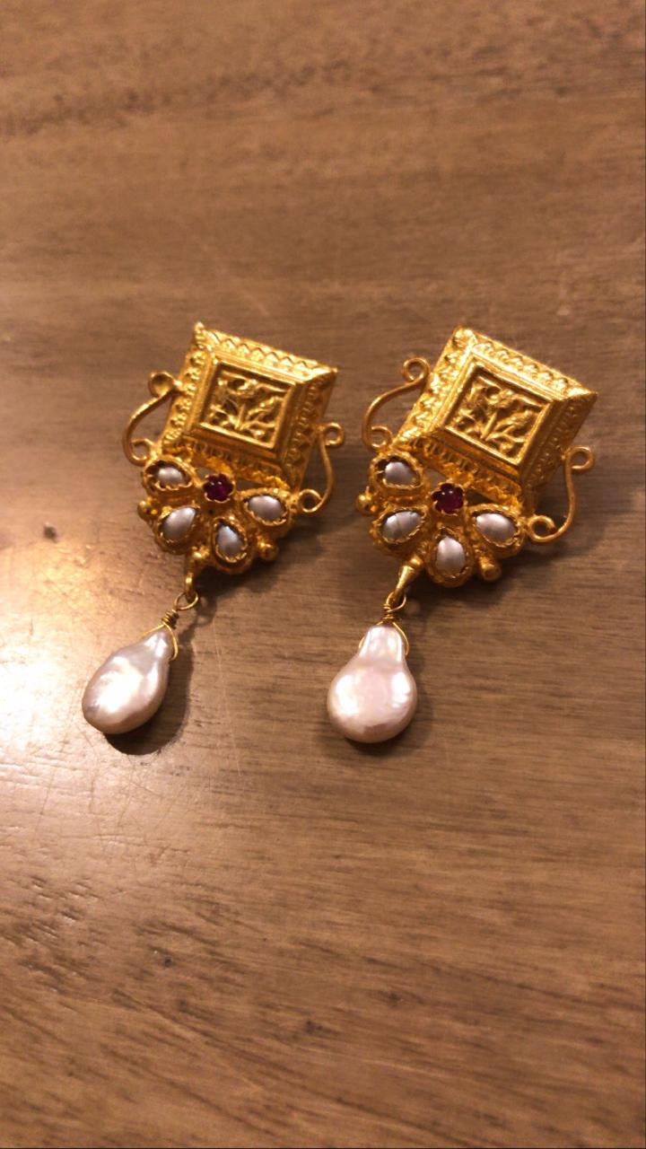 Pearl drop earrings
