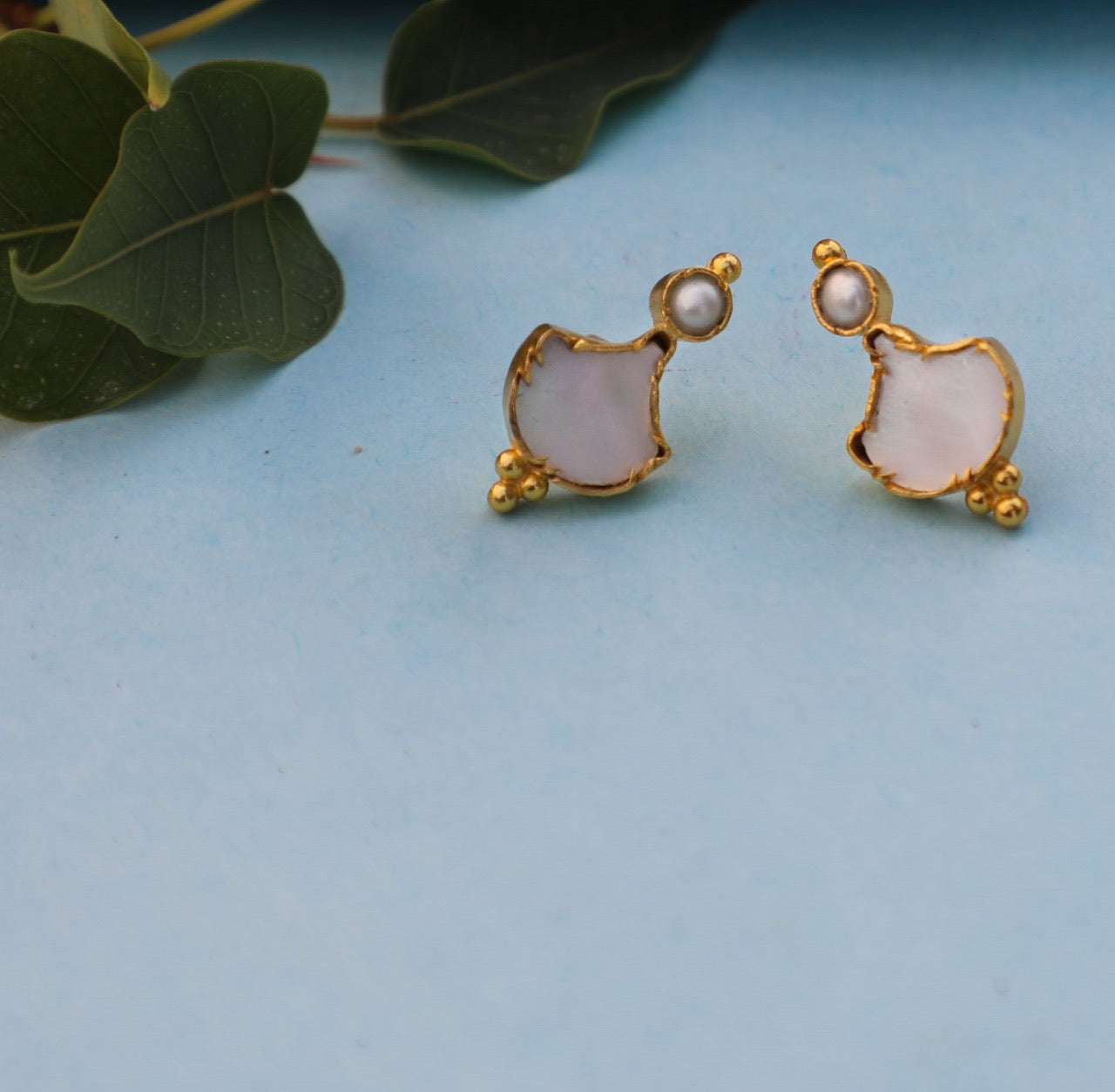Mop pearl ear studs