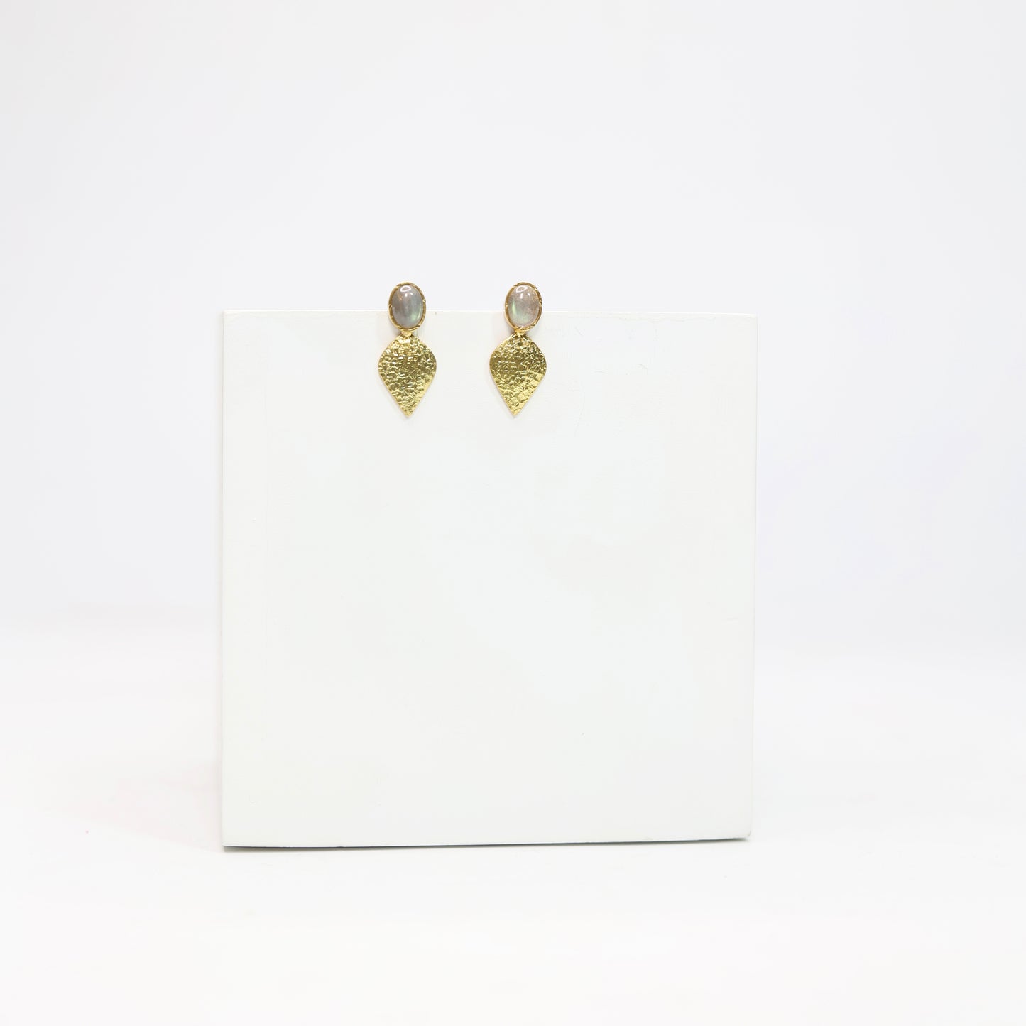 Sterling Silver Gold plated
Texture silver with Labrodorite tiny earrings.