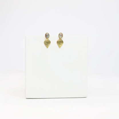 Sterling Silver Gold plated
Texture silver with Labrodorite tiny earrings.