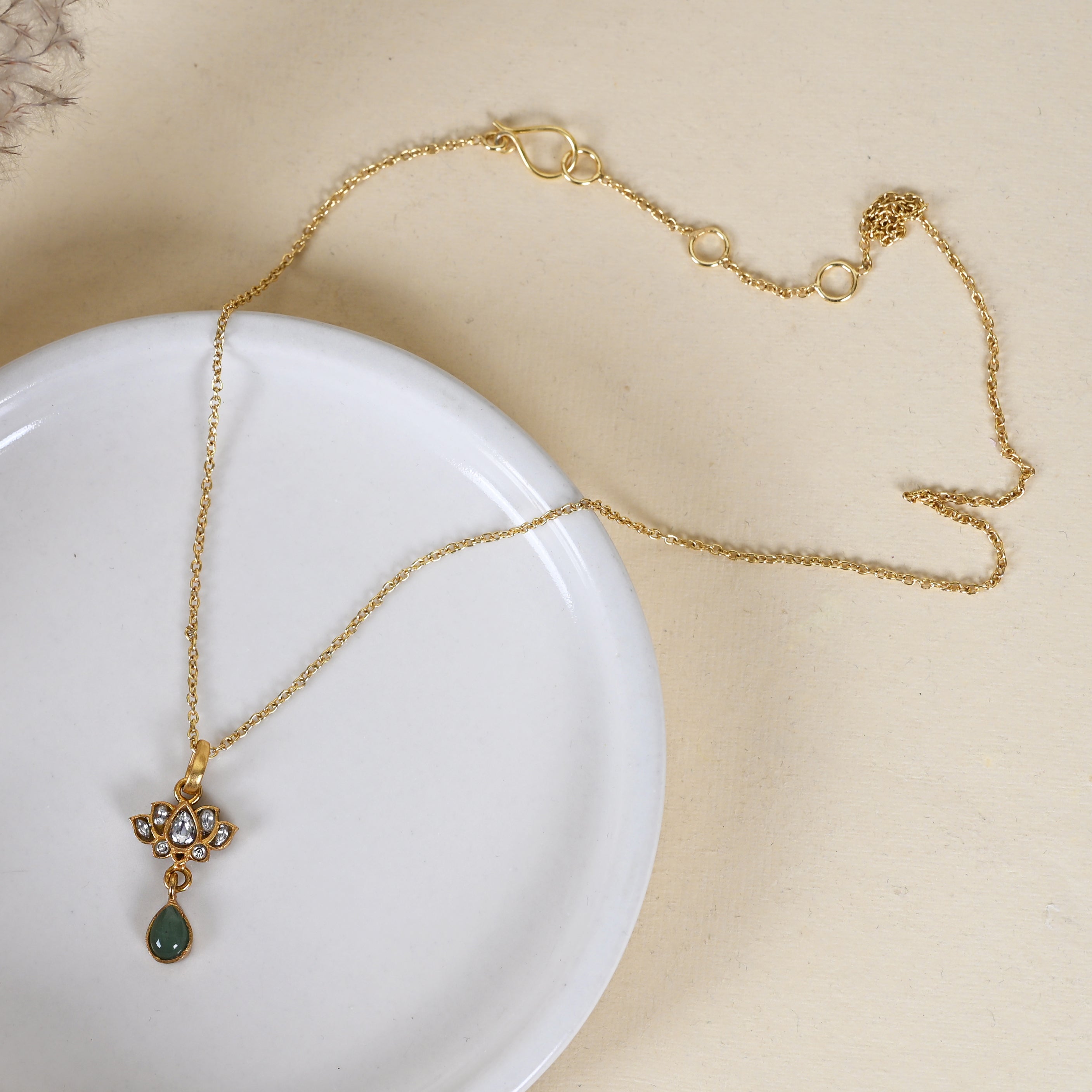 Saroj Pendant Necklace