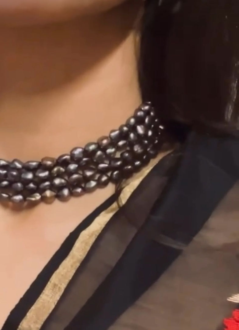 Keshi pearl choker 
With sterling silver clasps