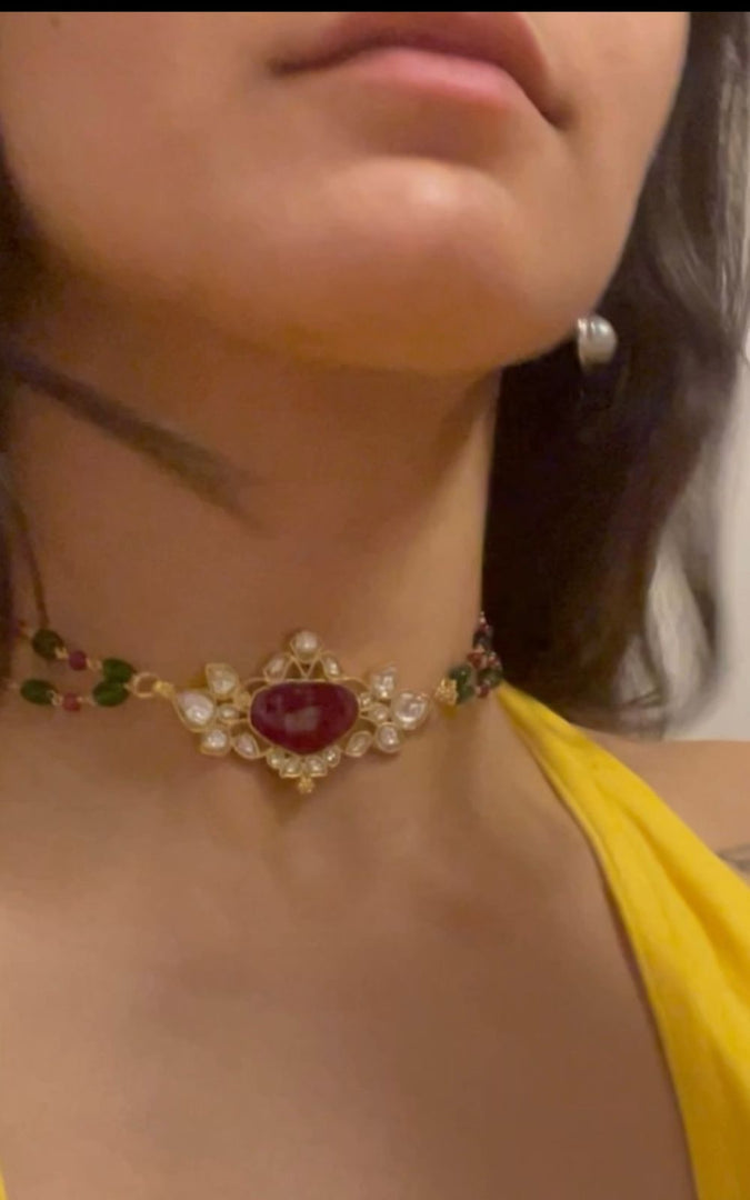 Jadau haar Sterling silver with red quartz and billor Polki Strung with red and green onyx 18 k micron gold plated
Hook closure