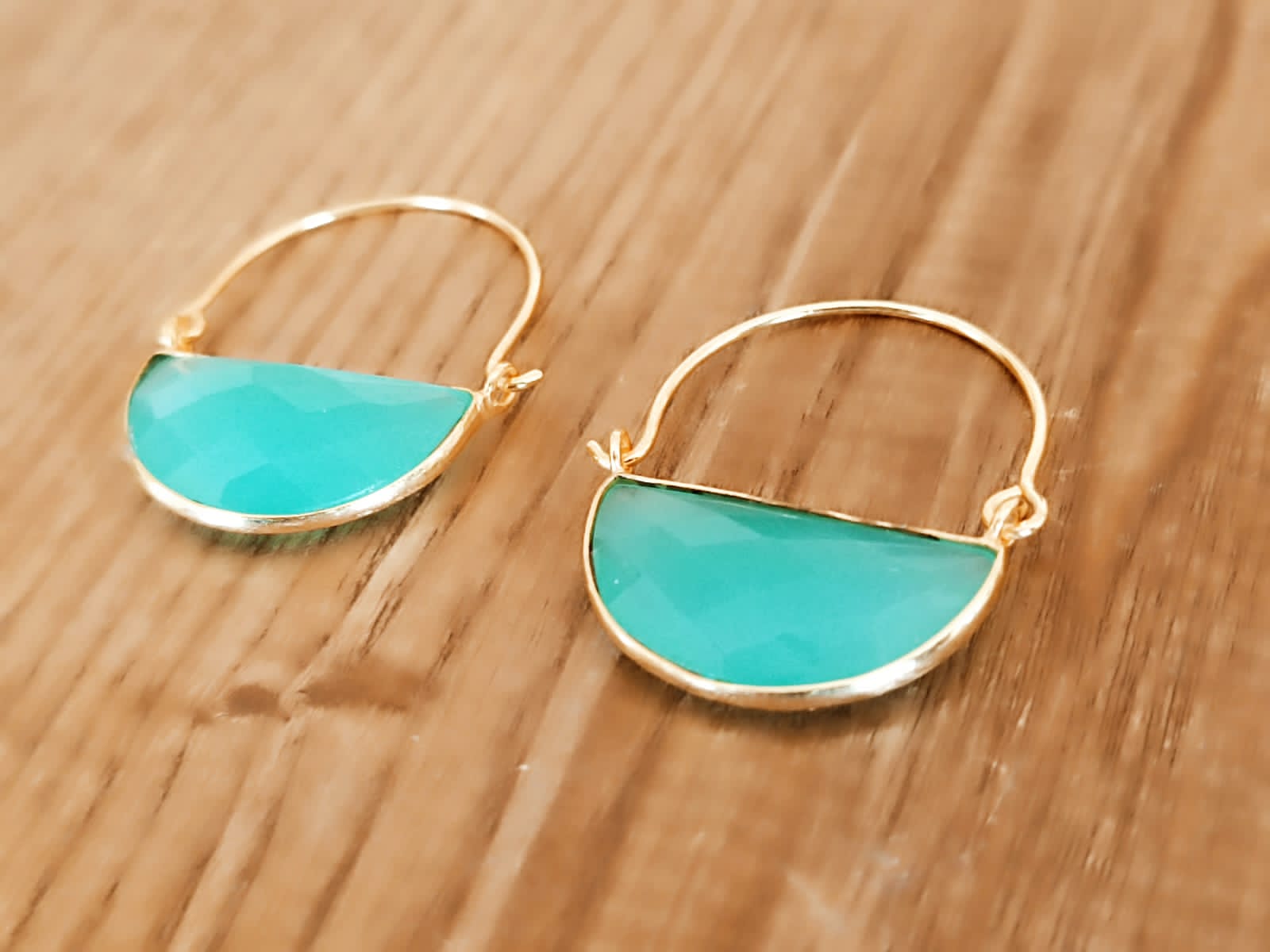 Aqua chalcydony hoops,

Sterling silver with 1 micron gold plating.