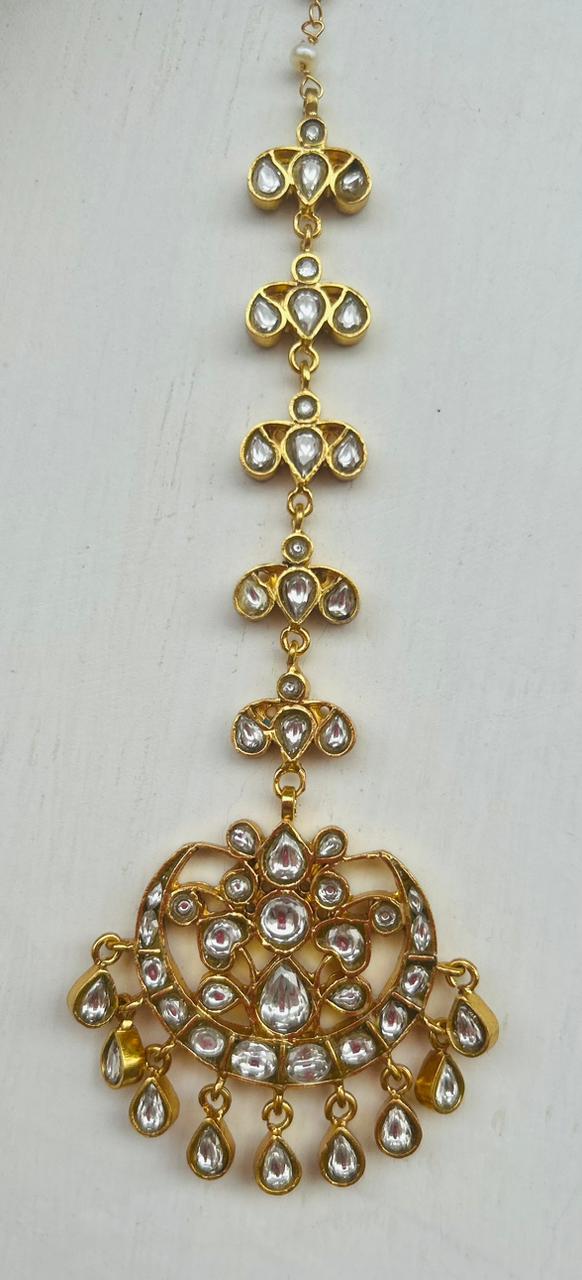 Maangteeka Sterling silver maangteeka with 1 micron gold plating 
Billor Polki and fresh water pearls