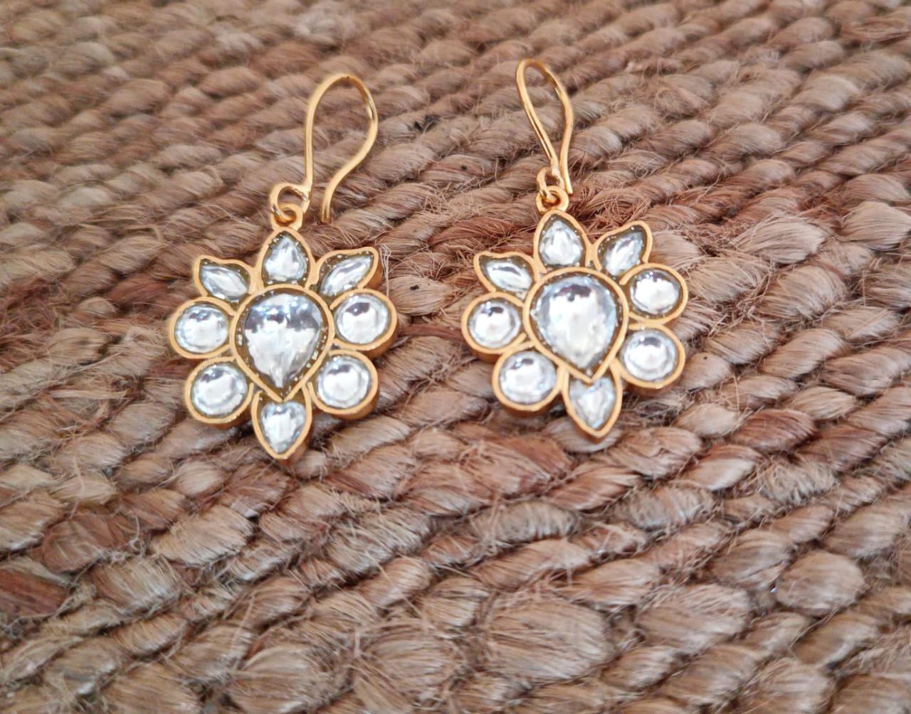 Jadau phool earrings

Billor Polki set in sterling silver 18 k gold plating