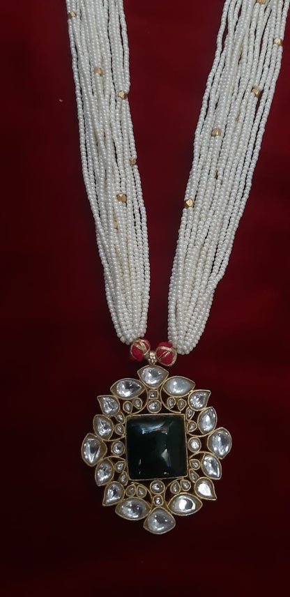 Jadau rani haar
Sterling silver with 1 micron gold plating
Green aventurine and billor Polki
Pearls in sarafa closure