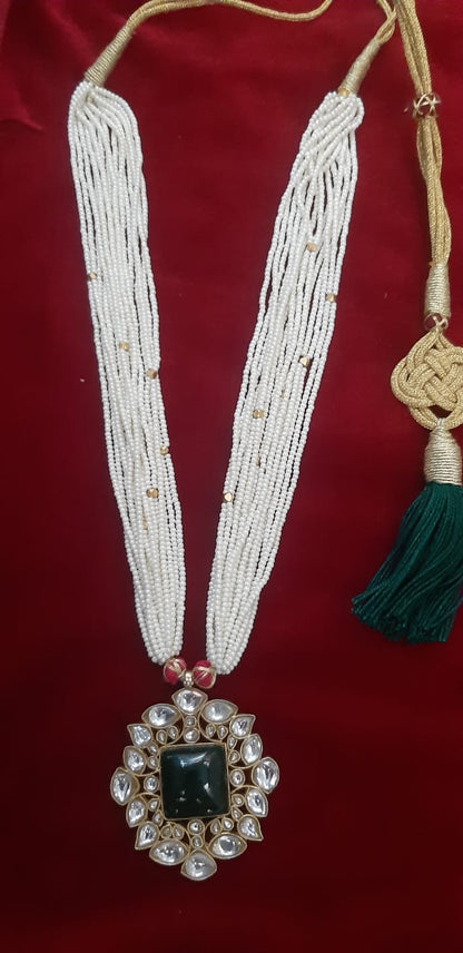 Jadau rani haar
Sterling silver with 1 micron gold plating
Green aventurine and billor Polki
Pearls in sarafa closure