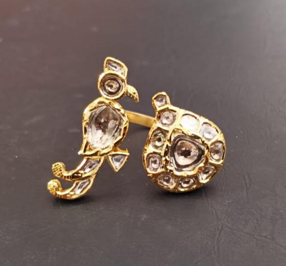 Gold ring with syndicate Polki.