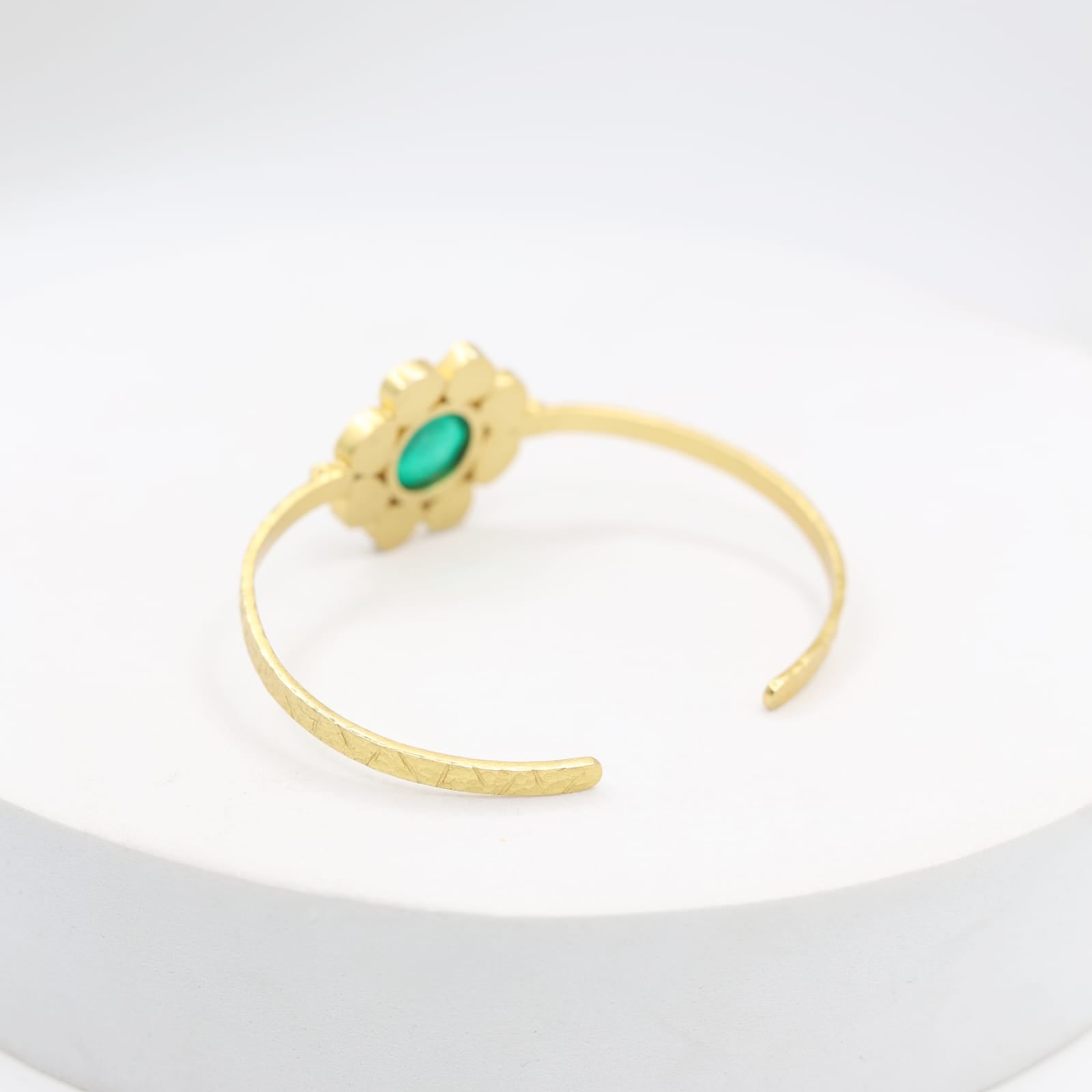Handcrafted sterling Silver bracelet with 1 micron gold plating.
Green onyx and billor Polki 
Textured open stacking bracelet.
Size- Adjustable