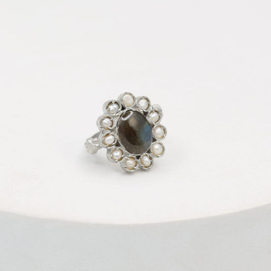 Victorian Ring with Labradorite, Billor Polki set in sterling Silver with oxidised plating, adjustable.
