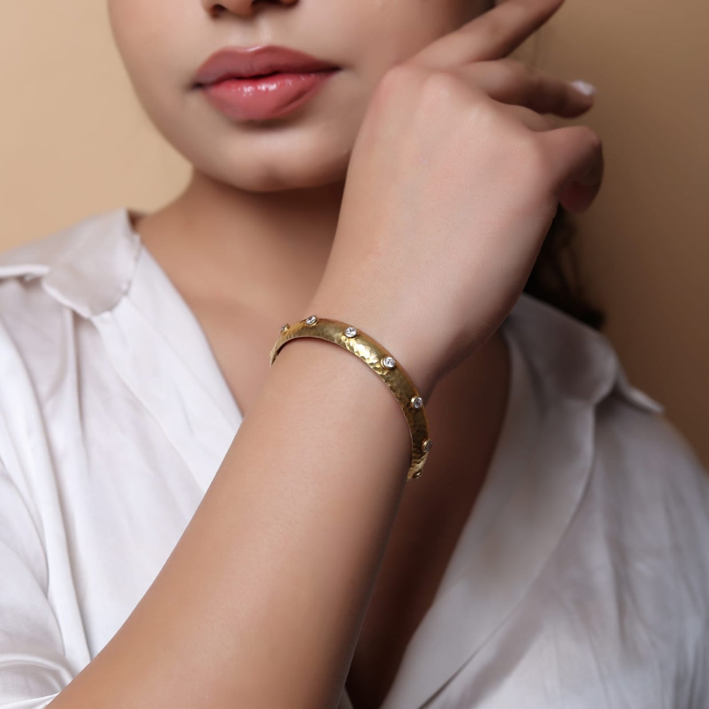 Sterling Silver Gold plated
Polki bangle with texture Gold plating.