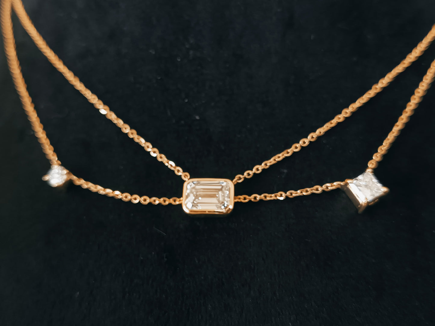 18 carat Gold chain with Lobster lock, 
Certificafied lab diamonds.