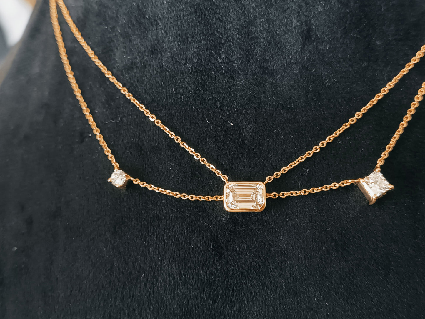 18 carat Gold chain with Lobster lock, 
Certificafied lab diamonds.