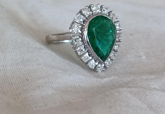 Pear shaped Emerald-Gold ring studded in Diamonds and Gold.