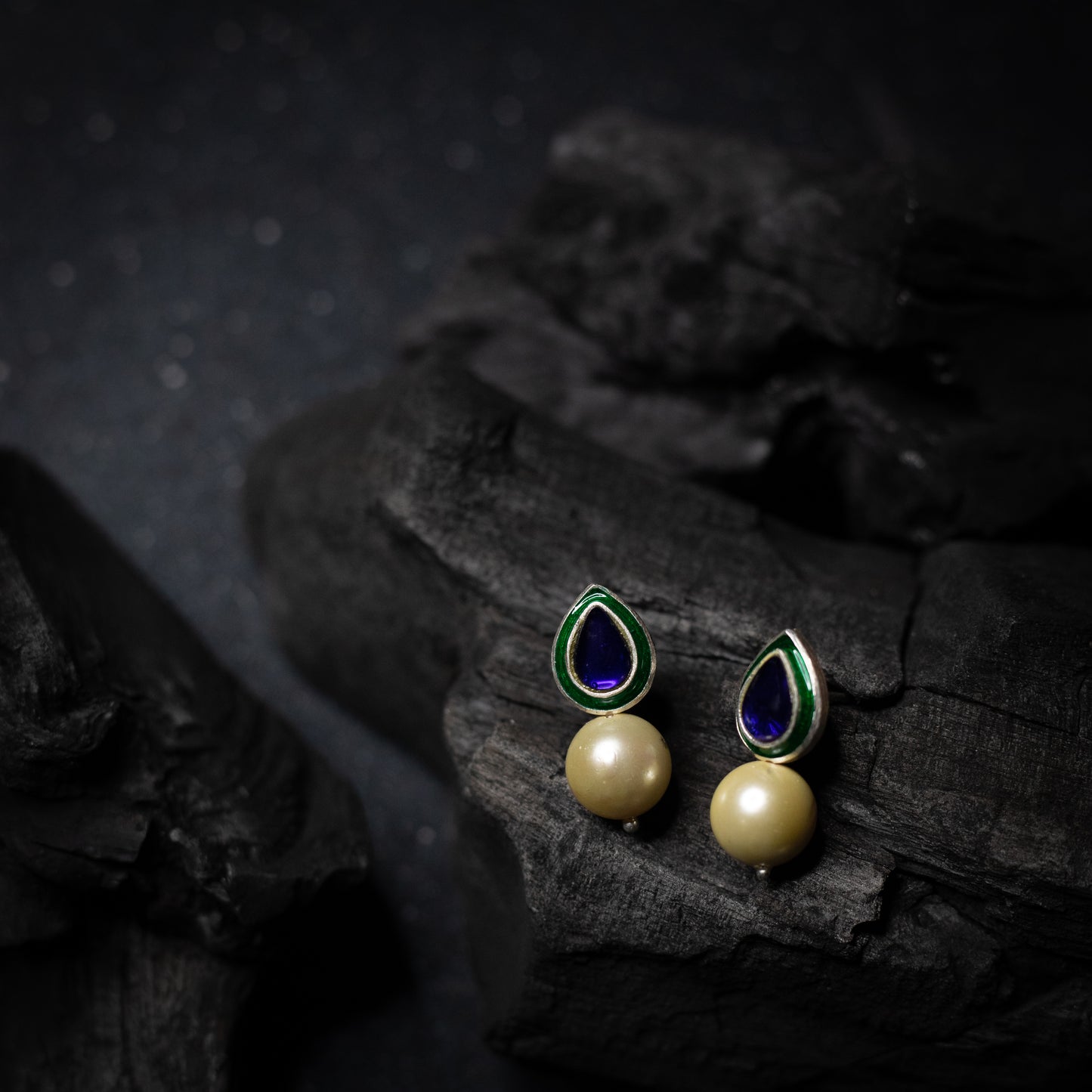 Mini pearl enamel studs